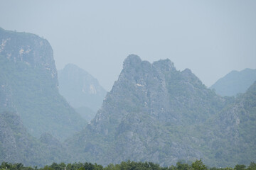 parc national de Sam Roi Yot , vue du massif et des rizières alentour, un des plus anciens parc nationaux de Thaïlande