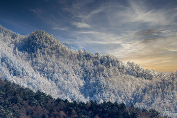 夕焼け色のロマンチックな雪山