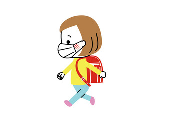 マスクをしてひとりで歩く小学生の女の子