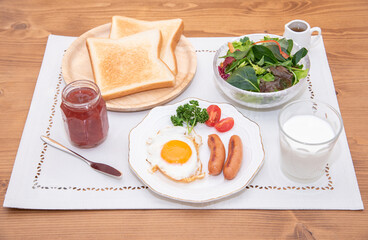 目玉焼きとウインナーとトーストとサラダのモーニングセット