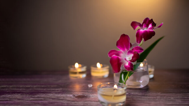 Hãy cùng chiêm ngưỡng hình ảnh hoa lan tím đẹp như mơ trong một không gian spa thật hoàn hảo. Kết hợp với nến xanh, khăn ướt và đèn tre, bức ảnh này chắc chắn sẽ làm bạn phải say đắm.