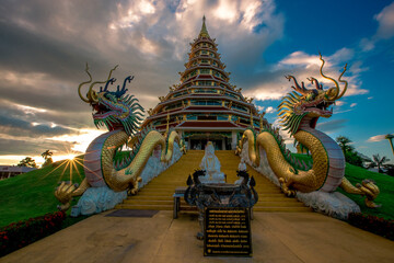 Fototapeta premium background of one of the major tourist attractions in Chiang Rai province of Thailand (Wat Huay Pla Kang) has Buddha statues, GudinnestatynTempel,tourists always come to make merit and take photos