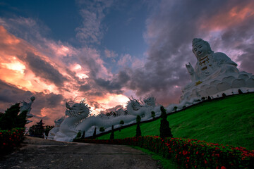 background of one of the major tourist attractions in Chiang Rai province of Thailand (Wat Huay Pla Kang) has Buddha statues, GudinnestatynTempel,tourists always come to make merit and take photos