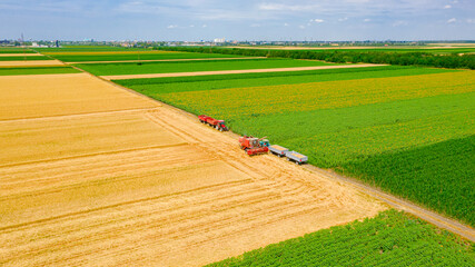 Obraz premium Above view on combine as taking position for transferring freshly harvested cereal into trailer