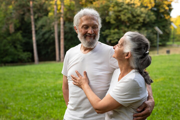 Obraz premium A beautiful senior couple is spending time in the nature