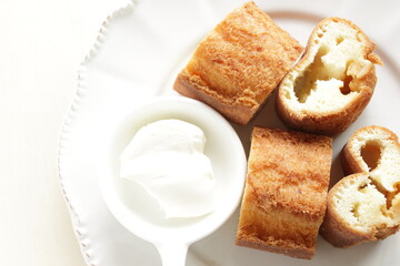 Asian  deep dried bun served with cream cheese 