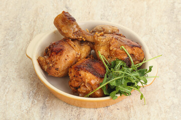Roasted chicken leg with rucola