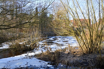 Fototapeta na wymiar Hochwasser im Winter am Fluss Böhme in der Stadt Walsrode, Niedersachsen