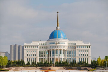 Obraz premium Nur-Sultan / Kazakhstan - 10.02.2020 : The building of the residence of the President of the Republic of Kazakhstan and the surrounding area.