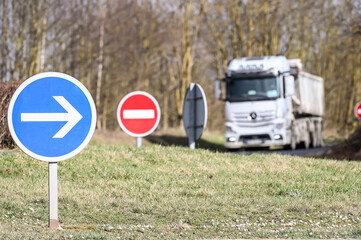 route circulation signaux signalisation panneaux routier France camion routier