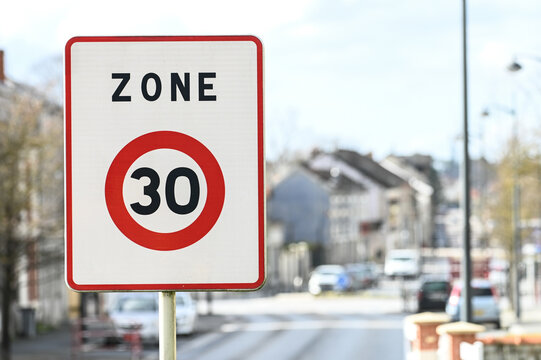 route circulation signaux signalisation panneaux routier France 30 zone