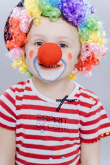 Kleines Mächen als CLown verkleidet