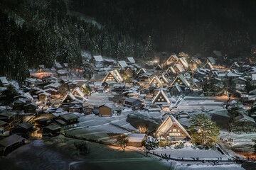 雪が降る冬の世界遺産　白川村ライトアップ