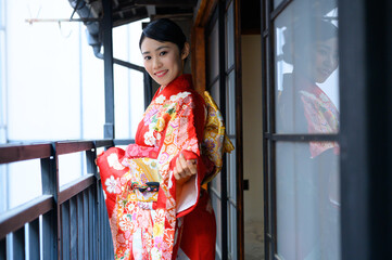 Fototapeta premium 古民家のベランダにいる20代の着物の女性