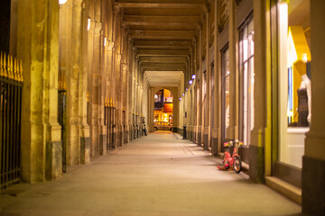 夜のパリの古い建物の大回廊