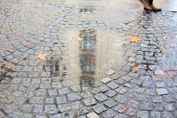 雨上がりのパリの旧市街の古い石畳の道に出来た水たまり