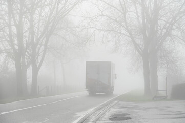 climat environnement route mobilité saison brouillard transport mobilité auto voiture camion routier - obrazy, fototapety, plakaty