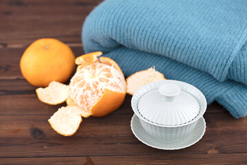 Obraz na płótnie Canvas Casual cup tea and peeled oranges
