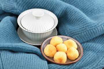 Cover a bowl of tea and refreshments on the sweater