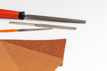 鉄のやすりとサンドペーパー