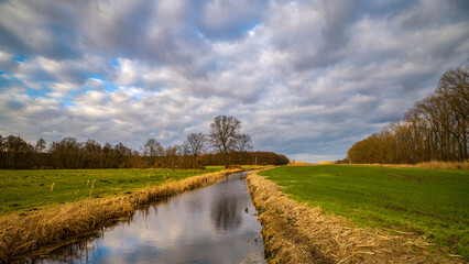Nuthegraben bei Wietstock - Landschaft im Herbst vor bewölktem Himmel