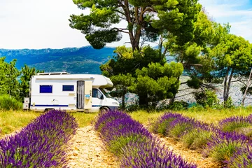 Zelfklevend Fotobehang Caravan kamperen bij lavendelveld, Frankrijk © Voyagerix