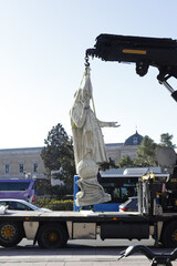 traslado de la estatua de colon en Madrid en grua