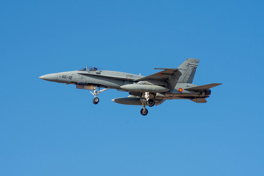 Avi&oacute;n de combate F-18 Hornet del Ala 46 de Canarias aterrizando