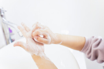 Obraz na płótnie Canvas 手を洗う女の子