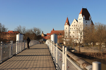Wintersonne über Ingolstadt; Donausteg und Neues Schloss