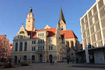 Fototapeta na wymiar Ingolstadt; Rathausplatz mit Altem Rathaus, Pfeifturm, Turm der Moritzkirche und Neuem Rathaus