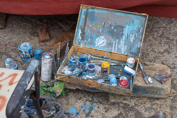 Pittura a mano su barca in sicilia