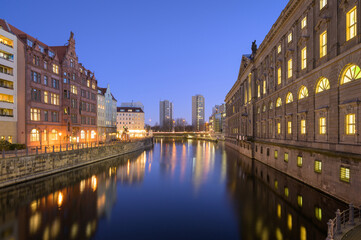 Naklejka premium Berlin Spree and Nikolaiviertel at Night, Germany