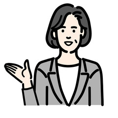 笑顔で説明をしているグレーのスーツを着た中年女性
