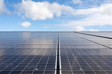 ferme solaire installée sur le toit d'un bâtiment.