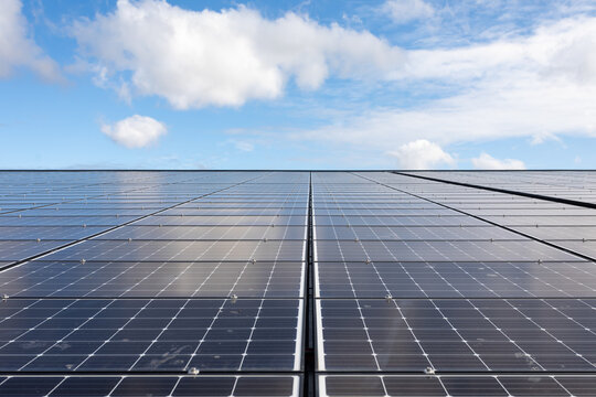 ferme solaire install&eacute;e sur le toit d'un b&acirc;timent.