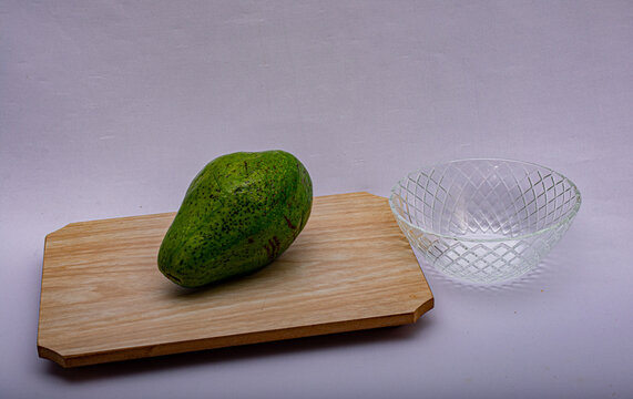 abacate ou avocado sobre uma madeira