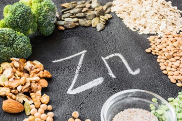 Foods rich in zinc, with the symbol Zn. Natural, vegetarian foods containing zinc, dietary fiber and vitamins, such as pumpkin seeds, beans, almonds, pine nuts. Useful sources of zinc