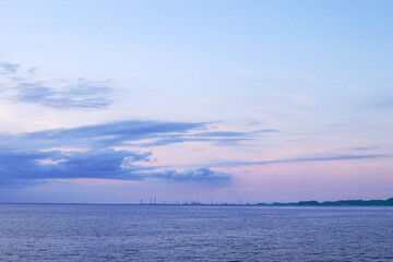 夕暮れの海と向こうに見える工場地帯