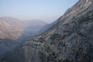 カリフォルニア州　ヨセミテ国立公園　タイオガロード　渓谷の風景