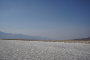 Obraz premium カリフォルニア州 デスバレー国立公園 バッドウォーター・ベイシン 塩の水平線