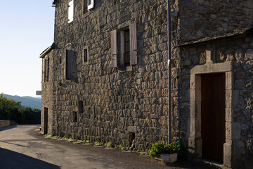 Ruelle à la maison en pierre d'un village typique du Sud de la France dans la lumière du soir. © fred.do.photo