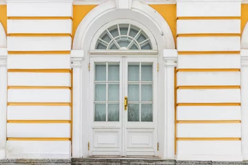 Papier Peint photo Vielles portes Old white wooden door in yellow wall, background texture