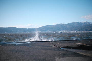 日本の湖の荒波と水しぶきと景色(長野県諏訪湖)