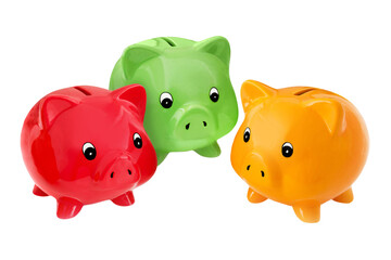 Finanzen in Deutschland und 3 symbolische Sparschweine rot grün gelb auf weissem Hintergrund