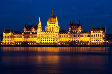 Fototapeta na wymiar parliament building in budapest at blue hour in the evening