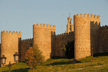 Murallas y campanario en la ciudad de Ávila en la región de Castilla La Mancha, España
