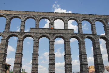 Fototapeta na wymiar Acueducto romano de Segovia en la región de Catilla La Mancha, España