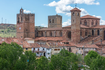Fototapeta na wymiar Casas y catedral de Santa María de Sigüenza en la provincia de Guadalajara, España