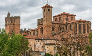Fototapeta na wymiar Catedral de Santa María en el pueblo de Sigüenza en la provincia de Guadalajara, España